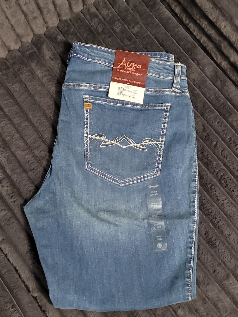 Aura Women’s Straight Leg Jeans in Medium Blue